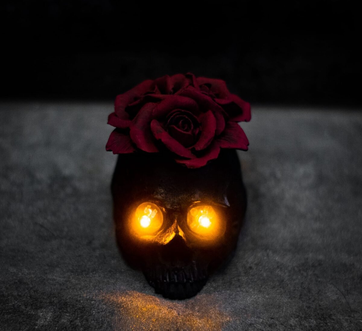 Red flower skull concrete ornament - Image 5
