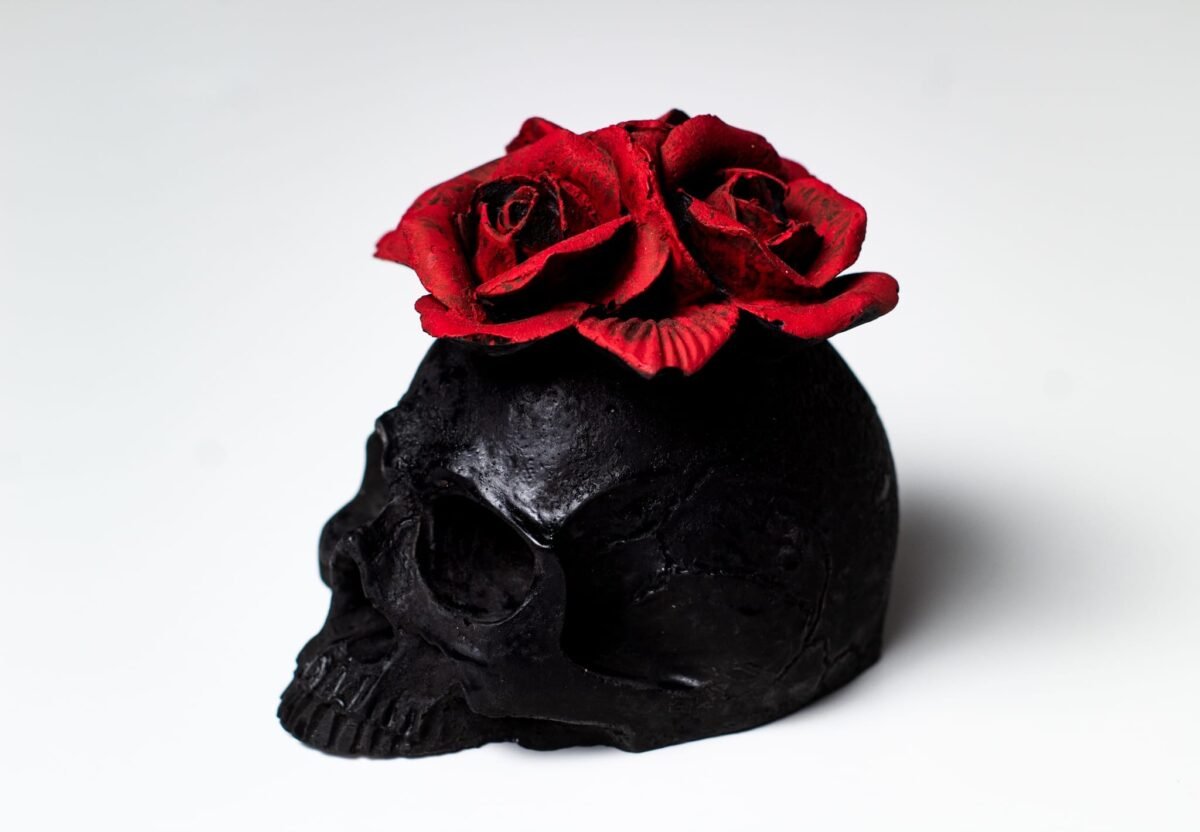 Red flower skull concrete ornament - Image 4