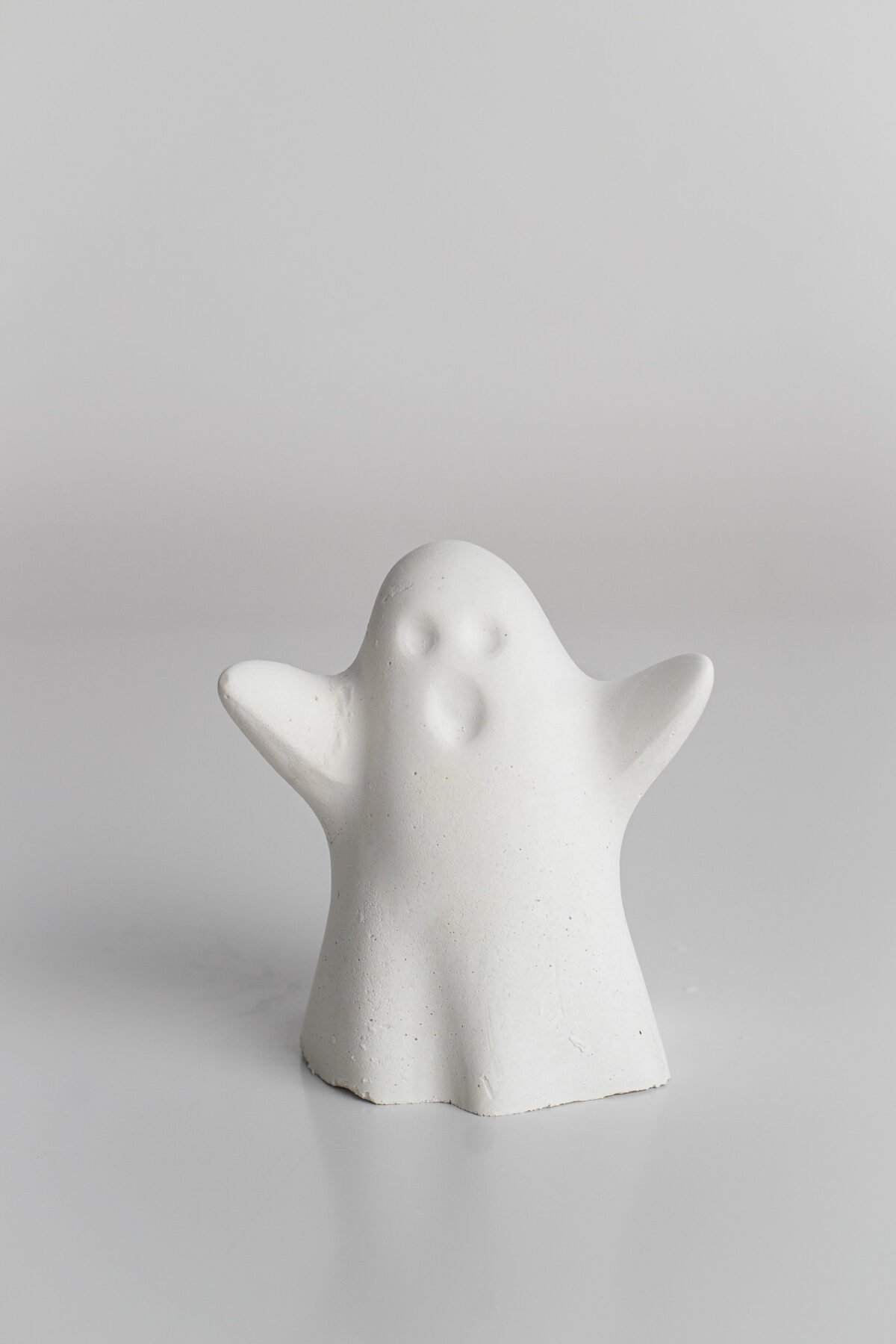 Spooky ghost ornaments & candles - Image 2