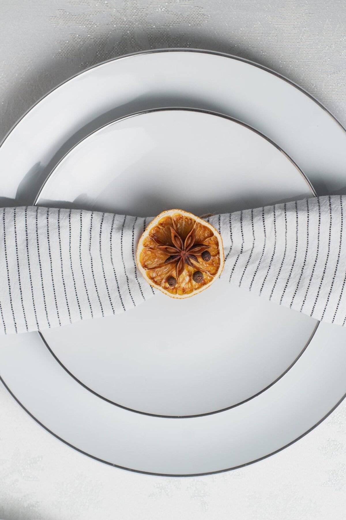 Dried orange napkin rings - Image 3