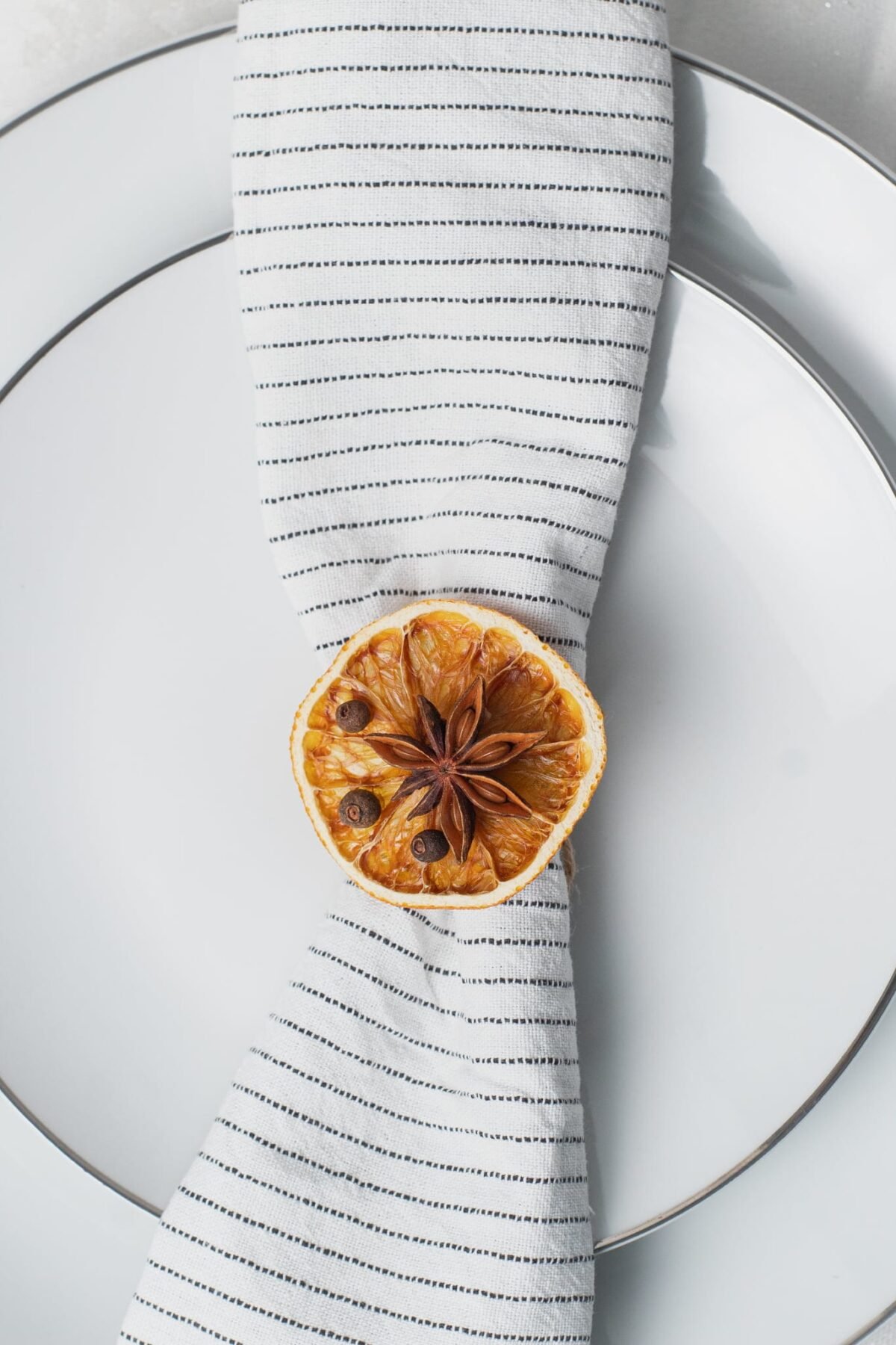 Dried orange napkin rings - Image 4