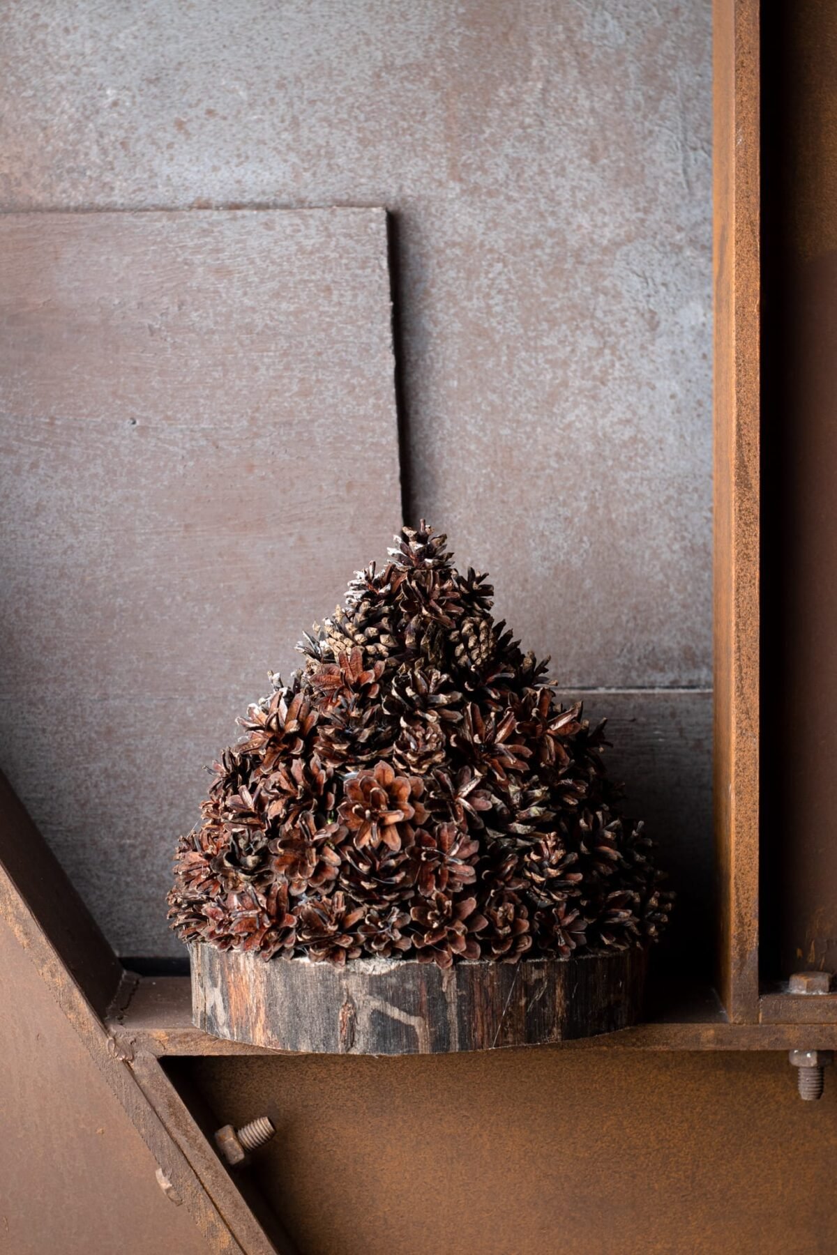 Rustic pine cone Christmas tree - Image 3
