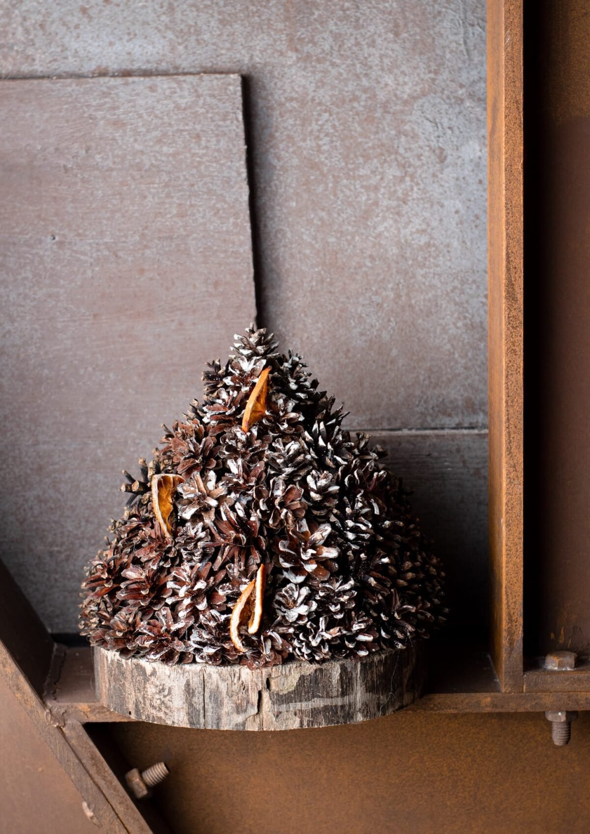 Rustic pine cone Christmas tree - Image 2