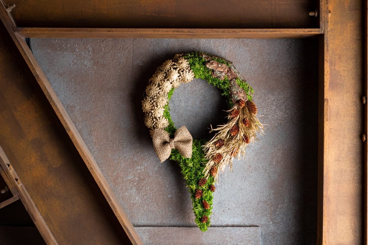 Quirky Christmas wreath - Image 2