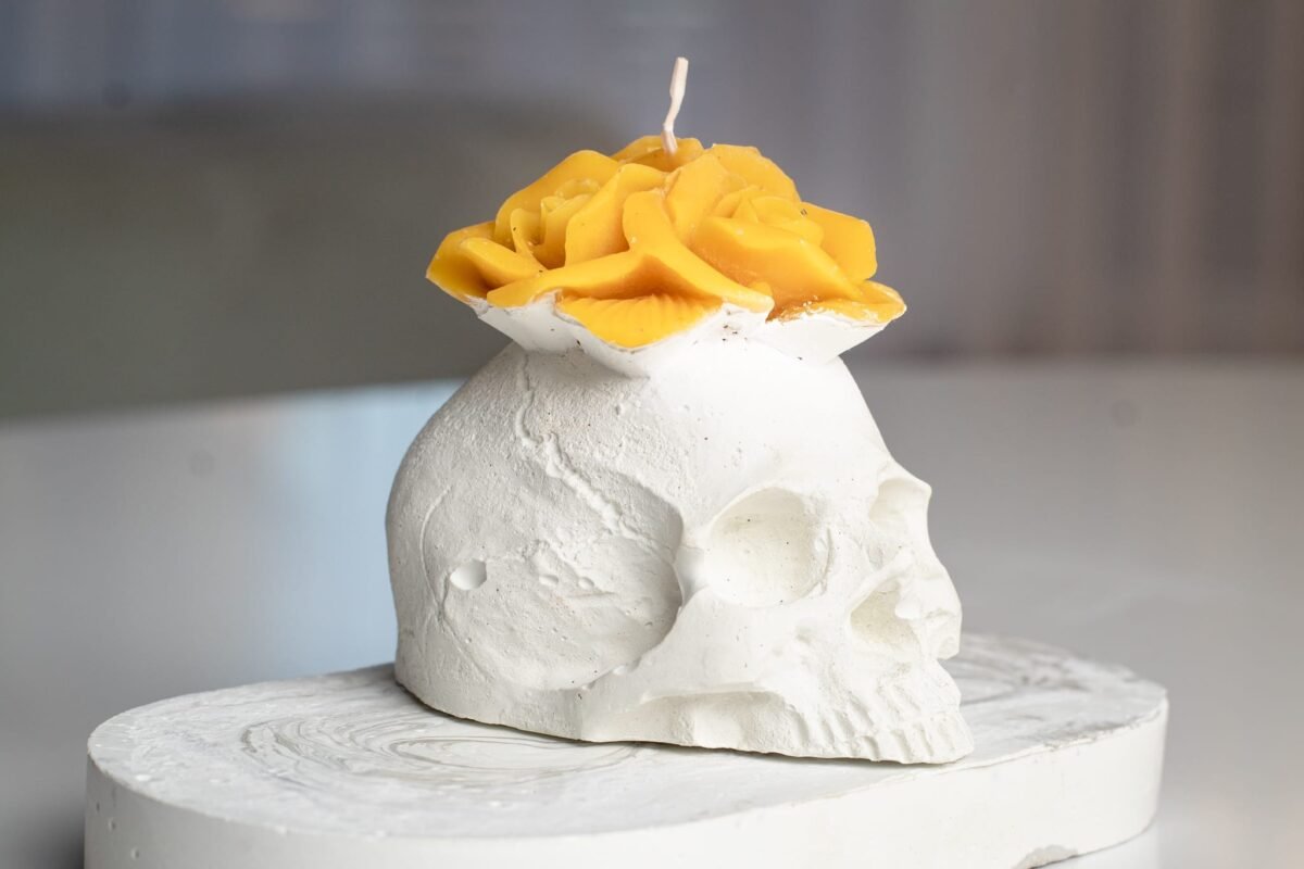 Flower skull candle - Image 4