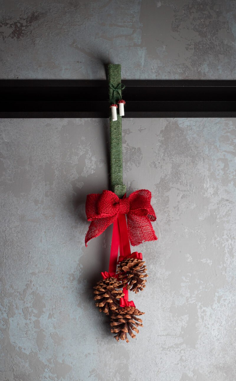 Red pinecone hanger - Image 2