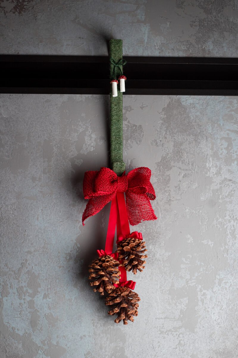 Red pinecone hanger - Image 9