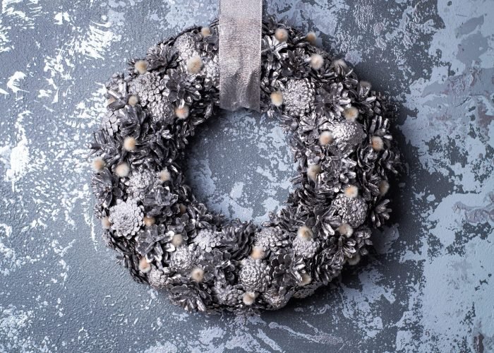 Silver wreath with pussycat-1